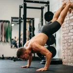 découvrez 10 exercices de vertical push up pour muscler efficacement vos épaules, améliorer votre force et votre posture.
